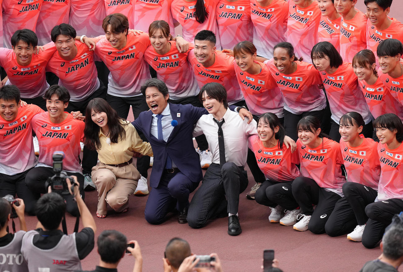激励に訪れた、前列中央左から今田美桜、織田裕二、＆TEAMのKと笑顔で記念撮影する桐生（中央）、久保（前列右から2人目）ら（撮影・足立雅史）