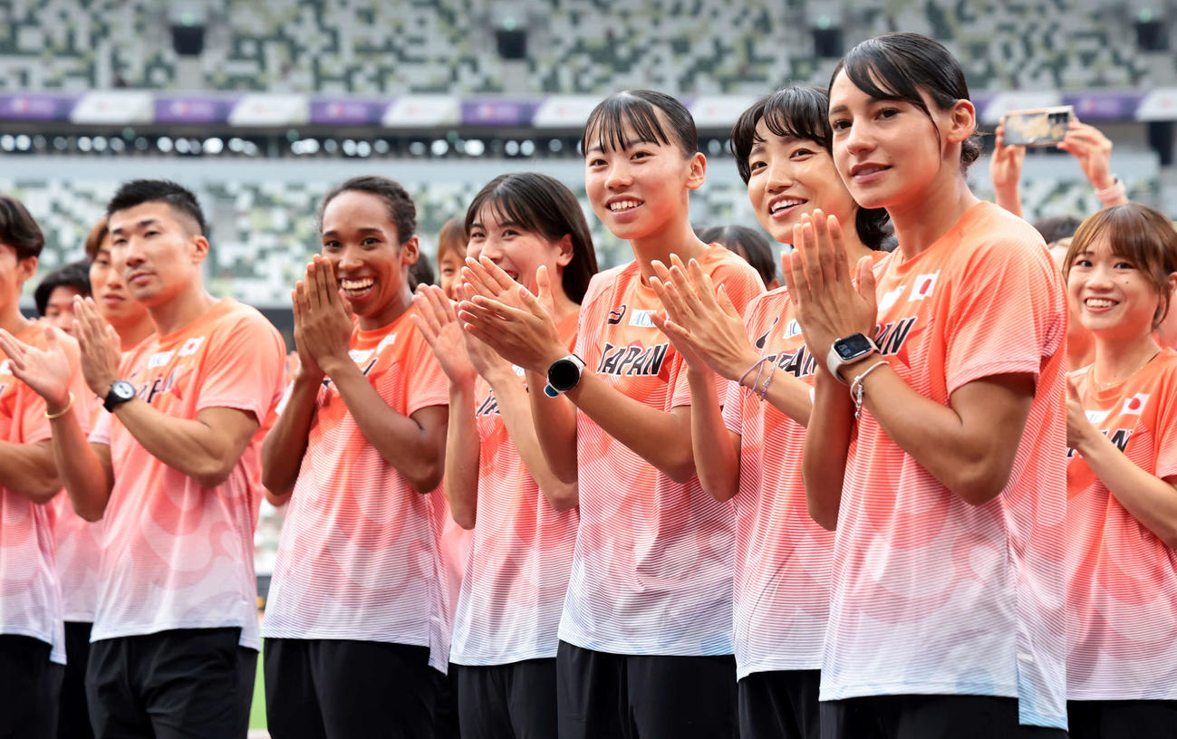 激励に訪れた織田裕二らの登場に笑顔を見せる、左から桐生、井戸、松本、久保、矢田、青木（代表撮影）