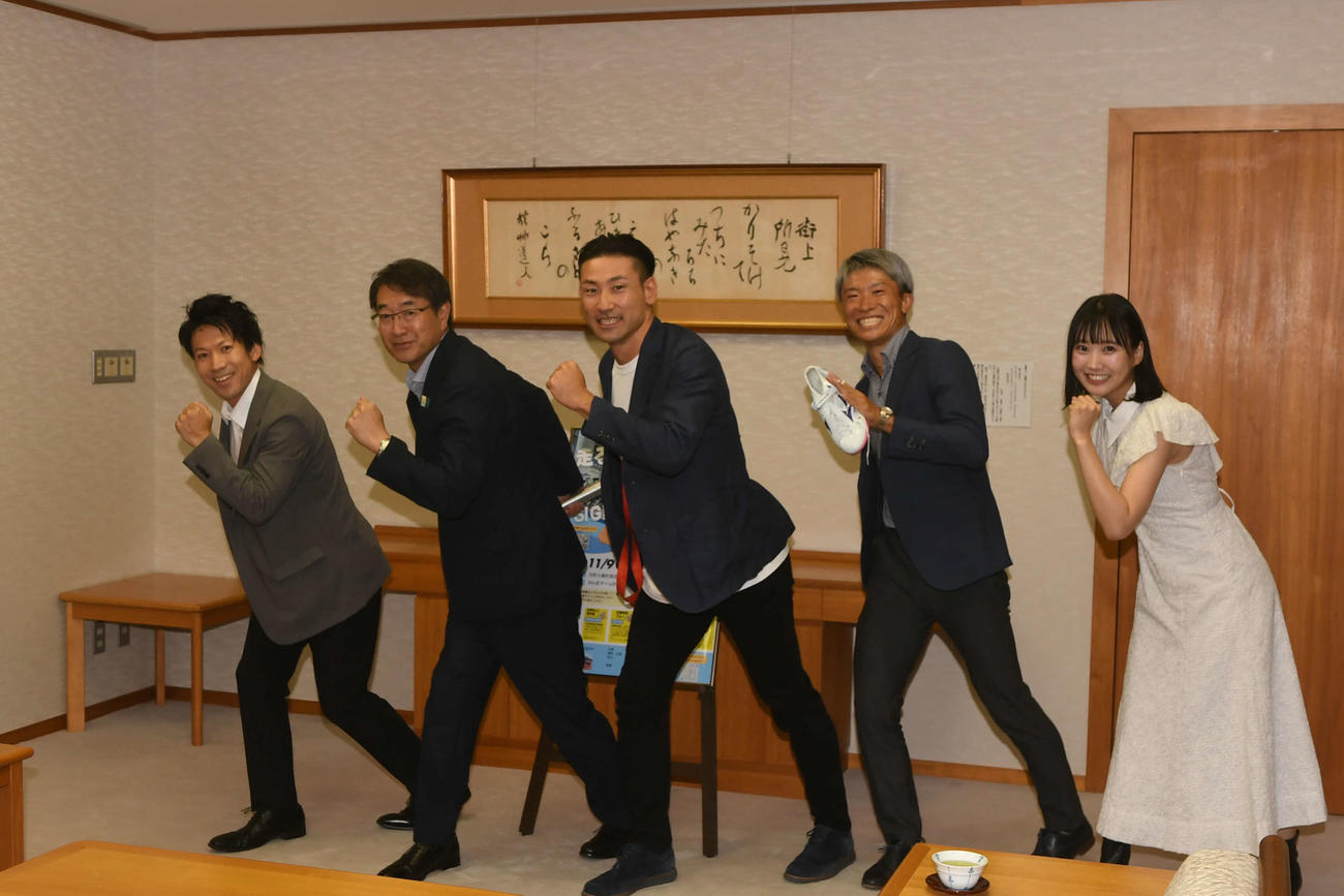 中原市長（左から2人目）とともに短距離イベントをPRする塚原氏（同3人目）