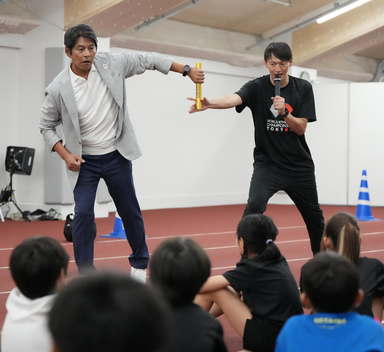 東京2025世界陸上「バトンプロジェクト」特別イベントで子どもたちに授業する大会スペシャルアンバサダーの織田裕二（左）と北京五輪銀メダリストの高平慎士（撮影・小沢裕）