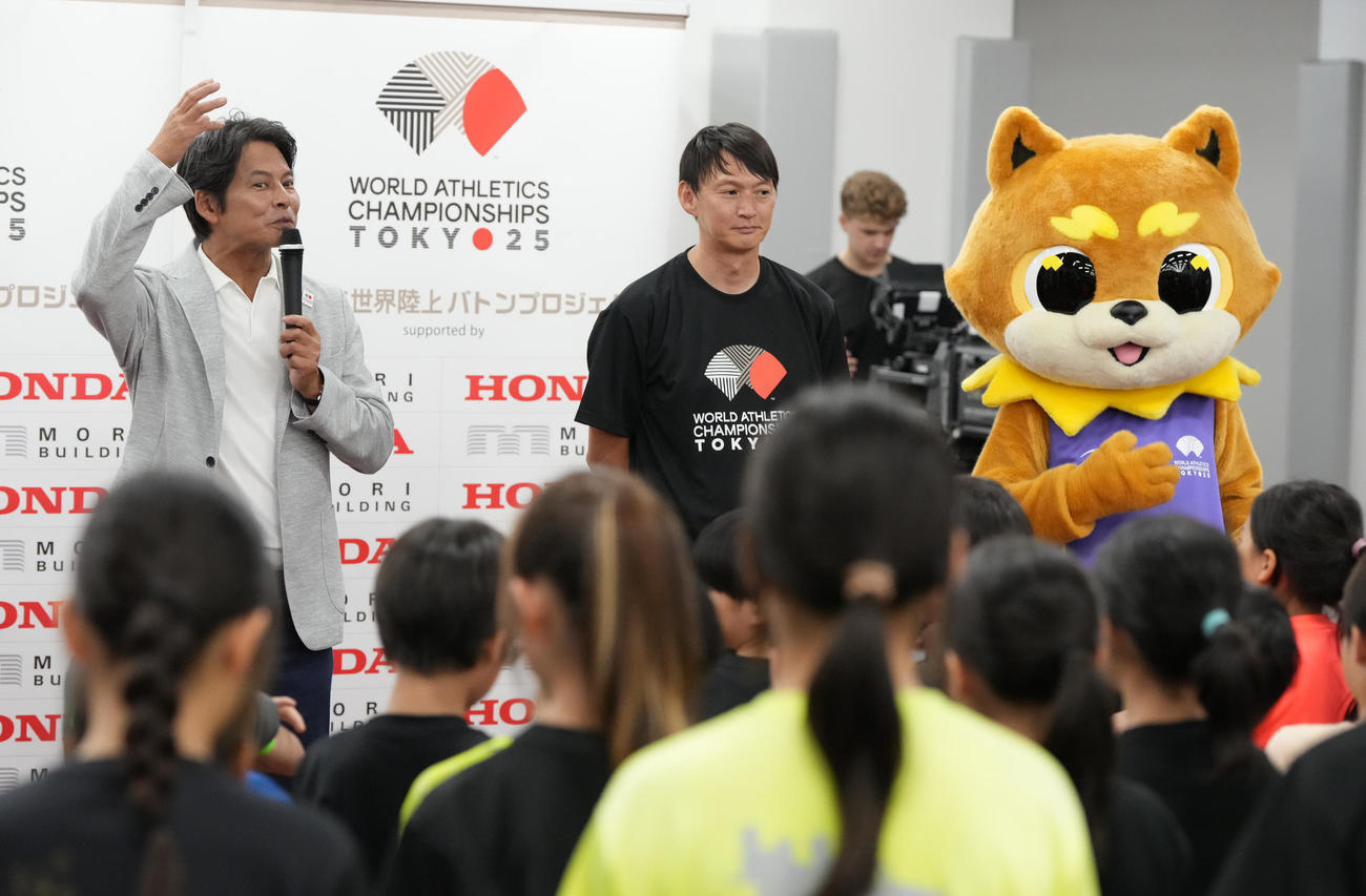 東京2025世界陸上「バトンプロジェクト」特別イベントで子どもたちに授業する、左から大会スペシャルアンバサダーの織田裕二、北京五輪銀メダリストの高平慎士、公式マスコットのりくワン（撮影・小沢裕）