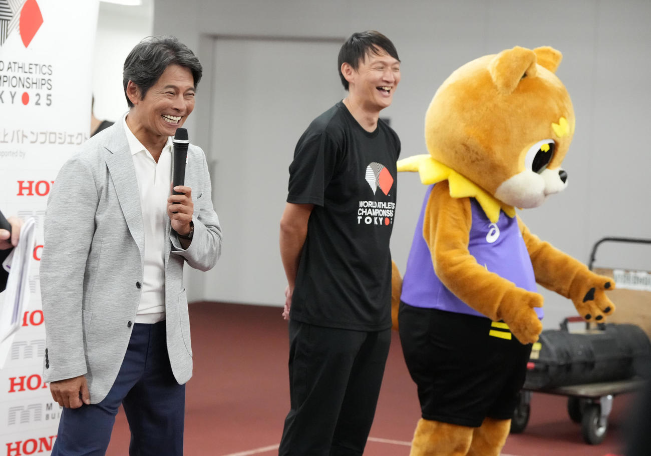 東京2025世界陸上「バトンプロジェクト」特別イベントで子どもたちに授業する、左から大会スペシャルアンバサダーの織田裕二、北京五輪銀メダリストの高平慎士、公式マスコットのりくワン（撮影・小沢裕）