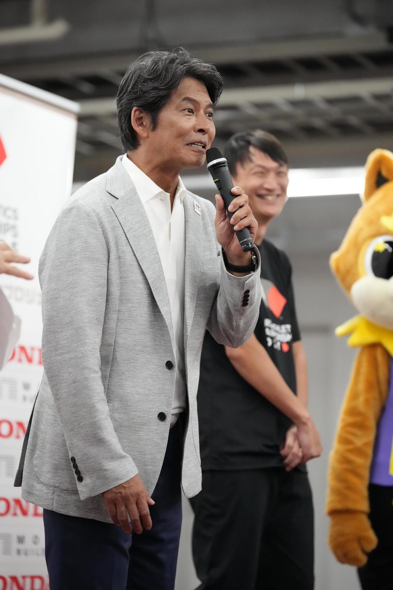 東京2025世界陸上「バトンプロジェクト」特別イベントで子どもたちに授業する、左から大会スペシャルアンバサダーの織田裕二、北京五輪銀メダリストの高平慎士（撮影・小沢裕）