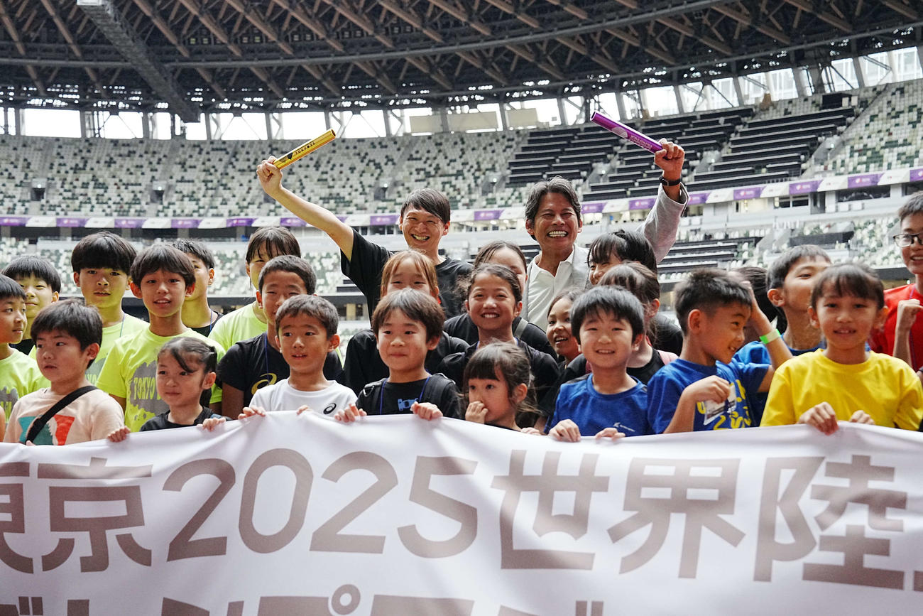 東京2025世界陸上「バトンプロジェクト」特別イベントに参加した子どもたちと記念撮影する大会スペシャルアンバサダーの織田裕二（後列右）と北京五輪銀メダリストの高平慎士（同左）（撮影・小沢裕）