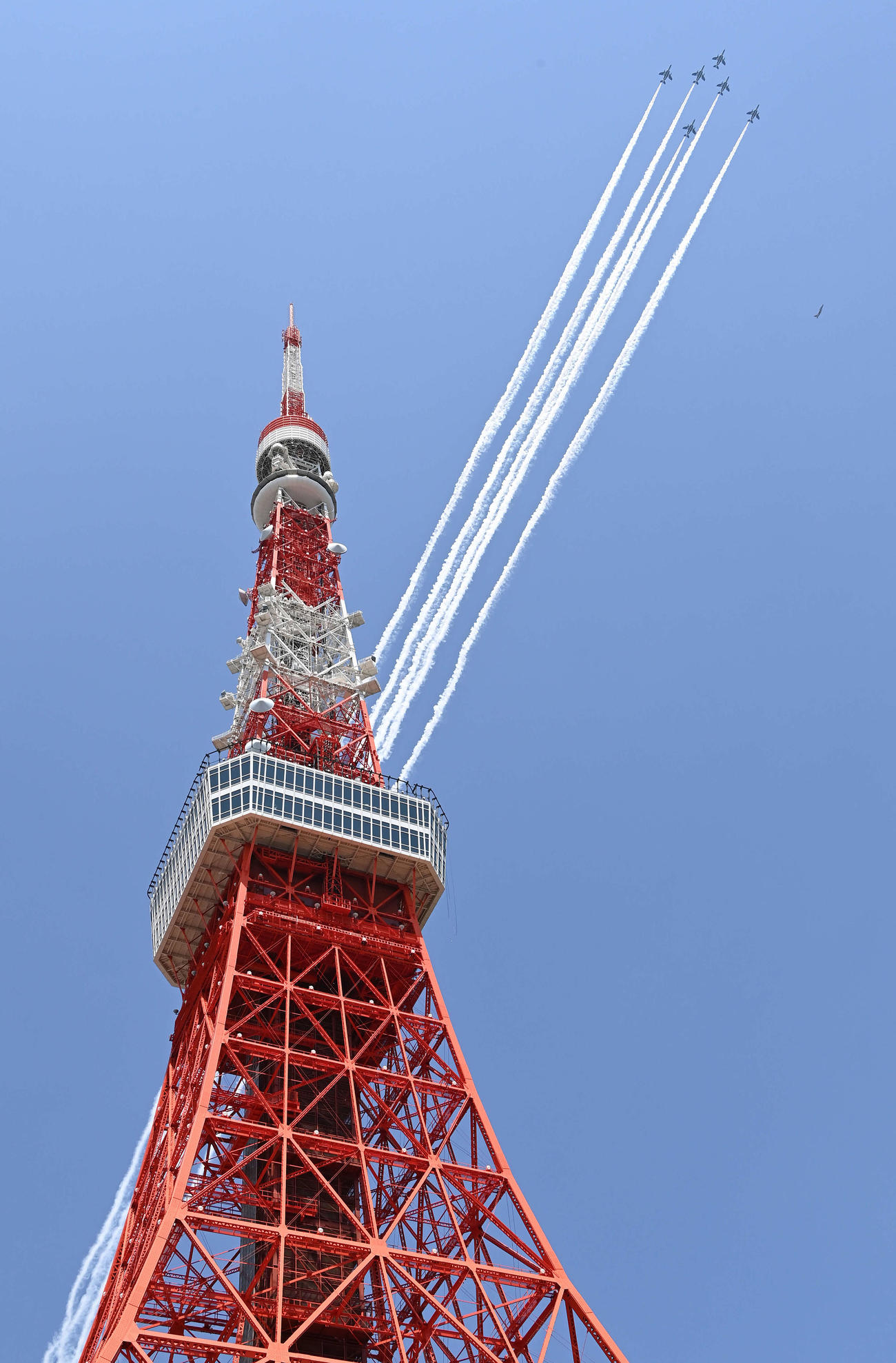 東京タワー上空を飛行するブルーインパルス（2020年5月撮影）