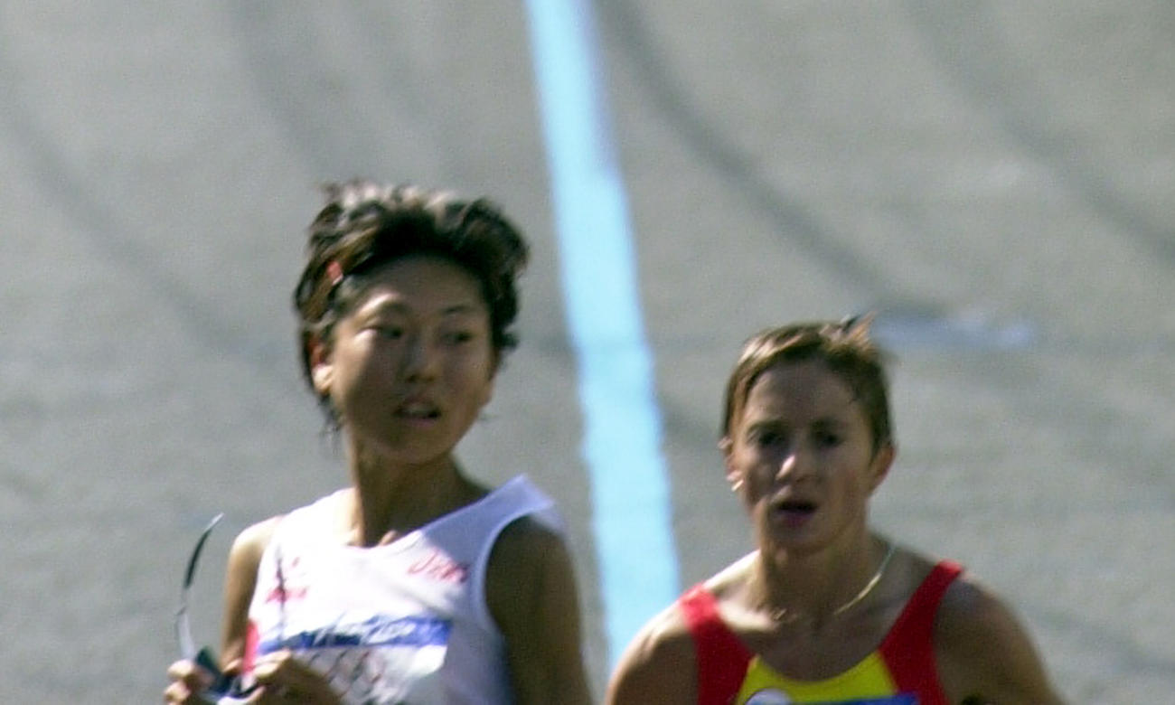 シドニー五輪　サングラスを外す高橋尚子。右はシモン（2000年9月24日撮影）