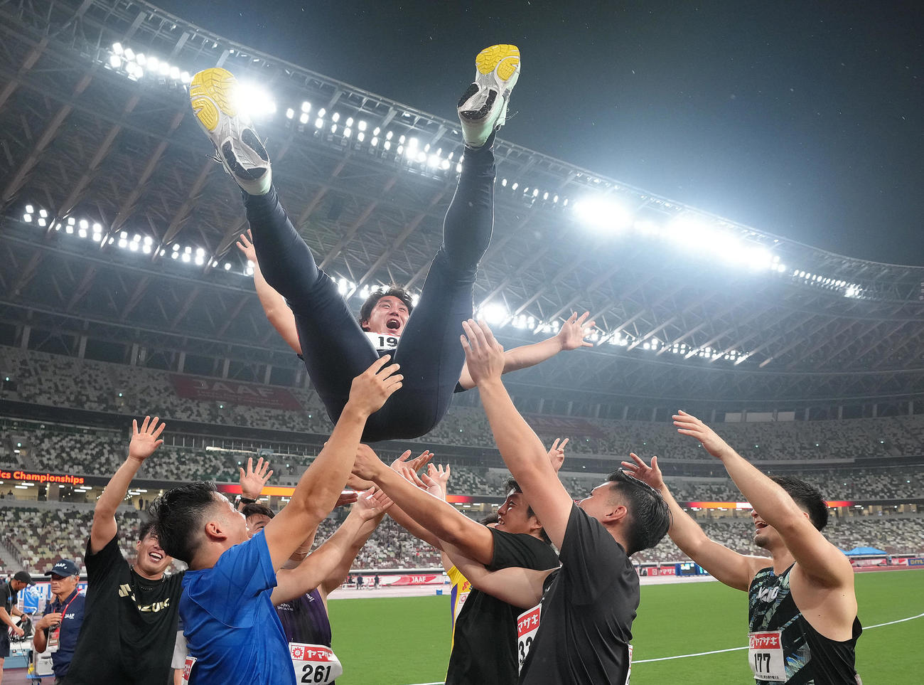 第109回陸上日本選手権　男子やり投げで優勝し胴上げされる崎山（2025年7月5日撮影）