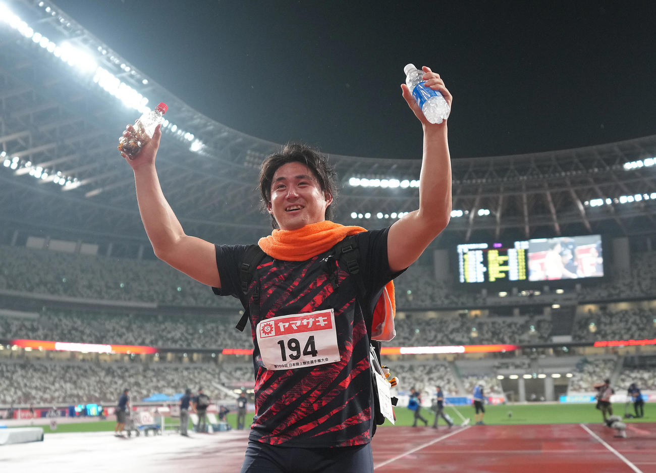 第109回日本陸上競技選手権大会　男子やり投げで優勝しスタンドの声援に応える崎山（2025年7月5日撮影）