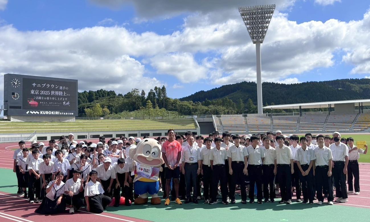 宮崎キャンプを打ち上げ、記念の集合写真に納まるサニブラウン・ハキーム＝宮崎県山之口陸上競技場