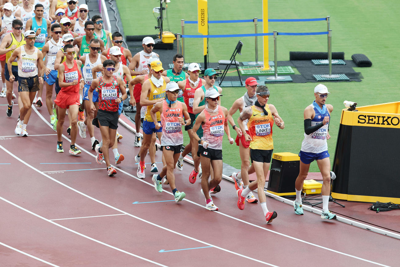 男子35キロ競歩　力強い歩きで周回する勝木（中央）と川野（同右）（撮影・宮地輝）