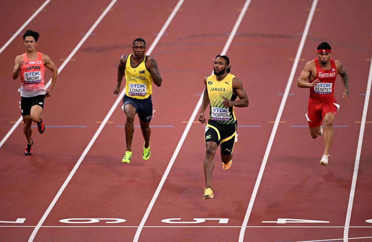 男子100m予選　2組7位に終わった守祐陽（左）（ロイター）