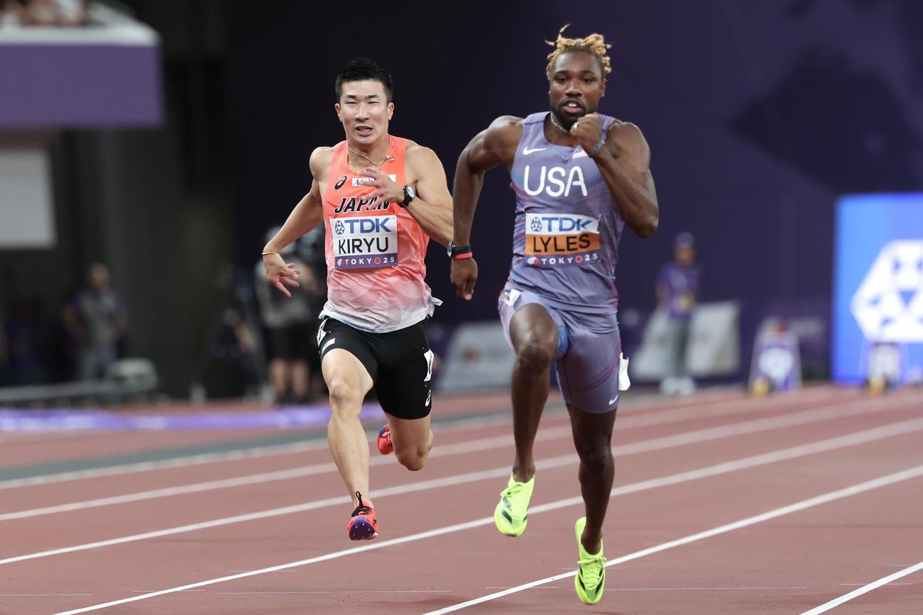 男子100メートル予選　力走する桐生（左）とライルズ（撮影・宮地輝）