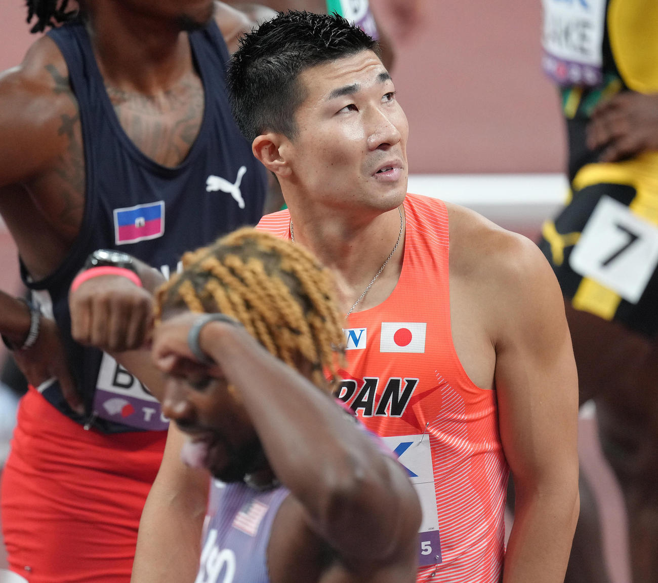男子100メートル予選でゴールし悔しい表情を見せる桐生。手前はライルズ（撮影・足立雅史）