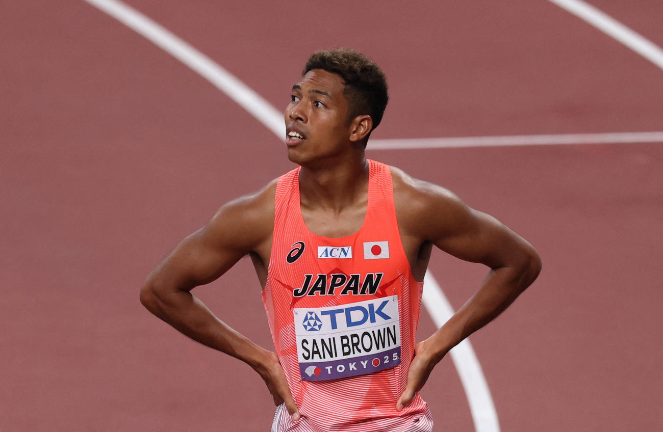 男子100m予選　7組7位で予選敗退となりぼう然とするサニブラウン（ロイター）