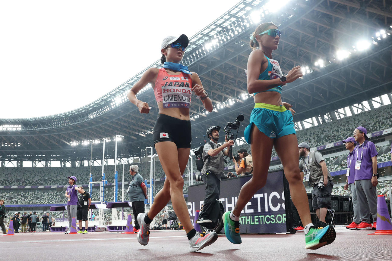 女子35キロ競歩　力強い歩きで国立競技場を後にする梅野（左）（撮影・宮地輝）