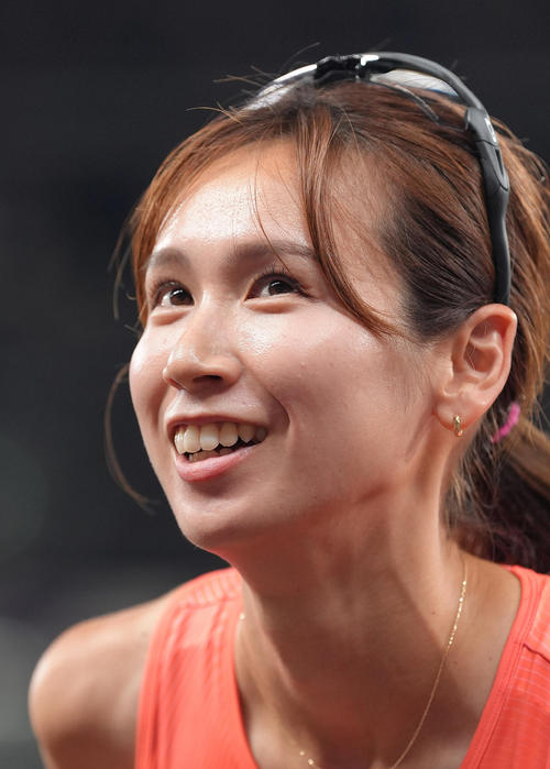 女子走り幅跳び、1回目の跳躍を終え、笑顔を見せる跳躍秦（撮影・足立雅史）