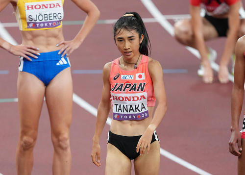 女子1500メートル予選でゴールし厳しい表情を見せる田中（撮影・足立雅史）