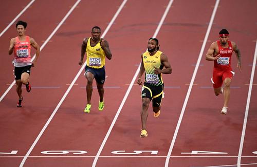 男子100m予選　2組7位に終わった守祐陽（左）（ロイター）