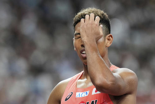 男子100m予選　予選敗退となり顔を覆うサニブラウン（AP）