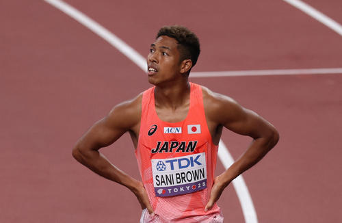 男子100m予選　7組7位で予選敗退となりぼう然とするサニブラウン（ロイター）