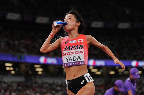 女子10000ｍ　給水する矢田みくに（ロイター）