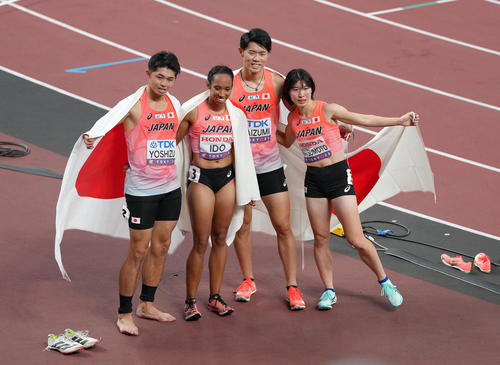 混合1600メートルリレー決勝のレースを終え、記念撮影に応える、左から、吉津、井戸、今泉、松本（撮影・足立雅史）