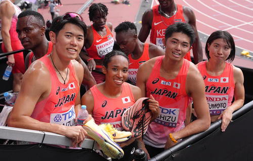 混合1600メートルリレー予選のレースを終え、記念撮影に笑顔を見せる、左から、今泉、井戸、吉津、松本（撮影・足立雅史）