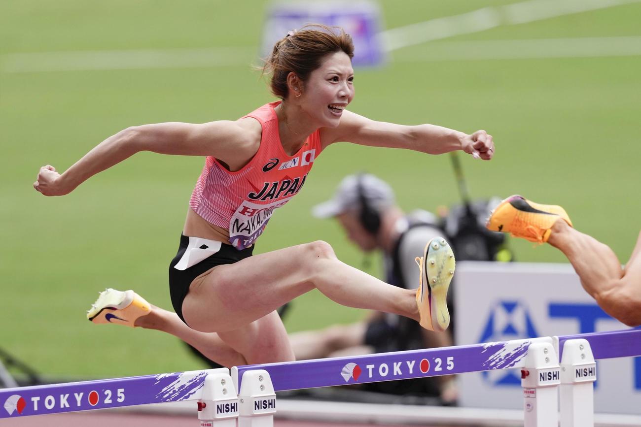 女子100メートル障害予選　力走する中島ひとみ（共同）