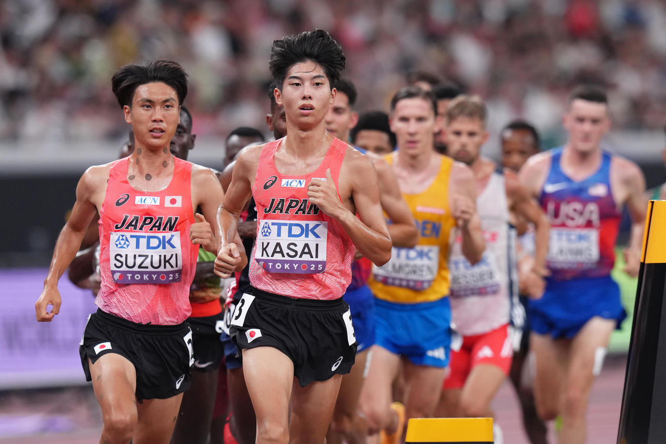 男子1万メートル決勝　先頭集団を引っ張る鈴木（左）と葛西（撮影・足立雅史）