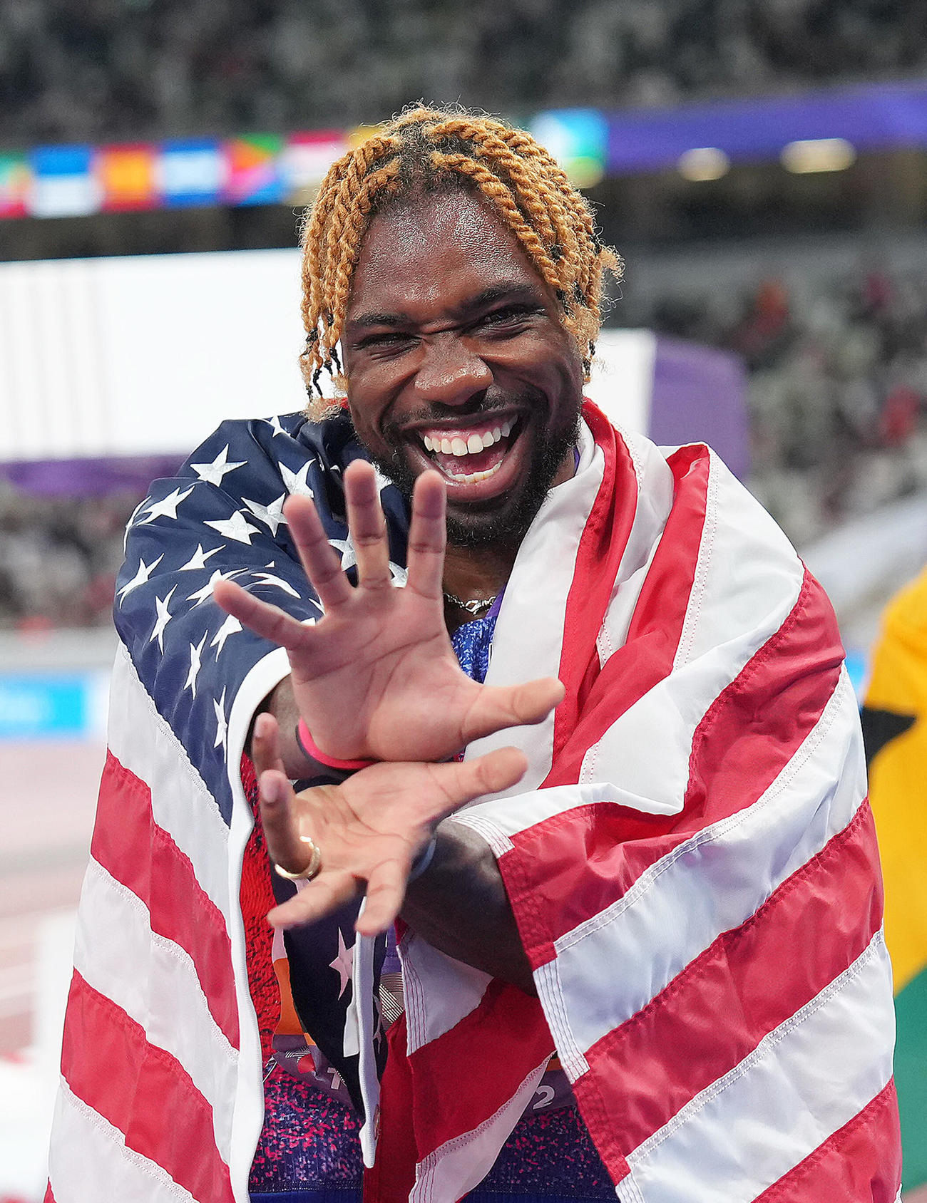 男子100メートル決勝を終え、「かめはめ波」ポーズを決める米国のライルズ（撮影・足立雅史）