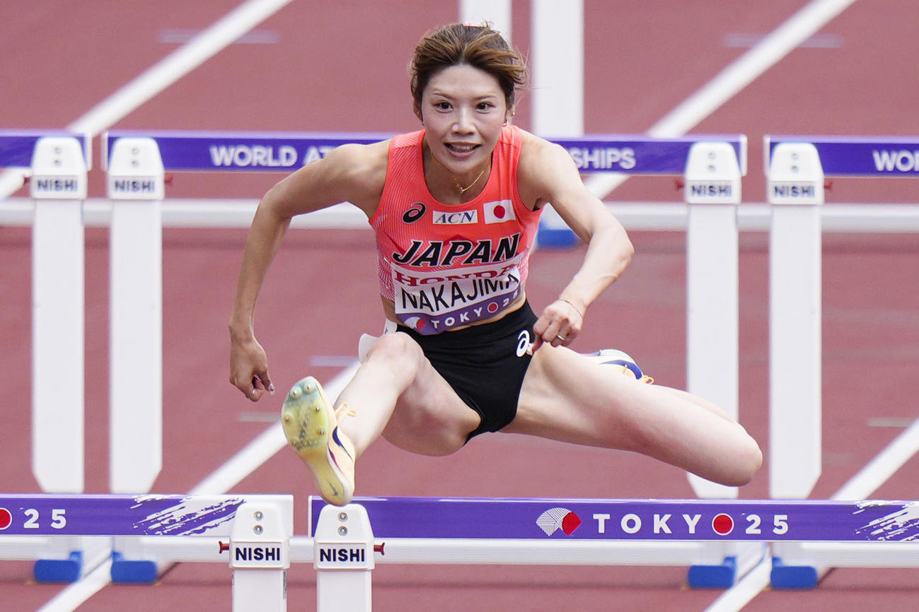 女子100メートル障害予選　力走する中島ひとみ（共同）