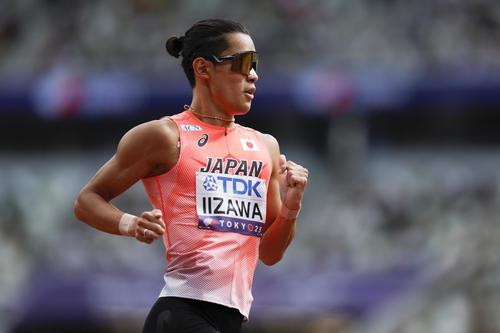 男子1500 メートル 予選　力走する飯沢千翔（共同）