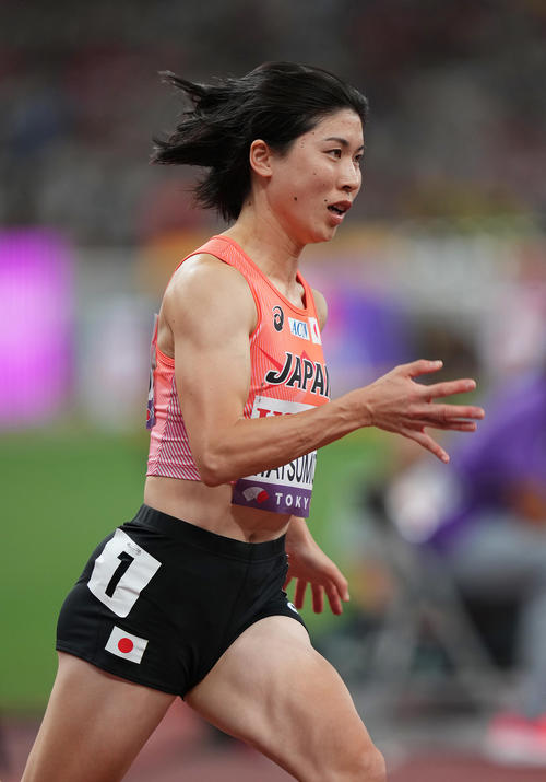 女子400メートル予選で力走する松本（撮影・足立雅史）