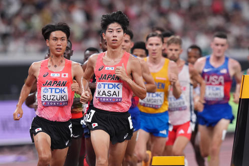 男子1万メートル決勝　先頭集団を引っ張る鈴木（左）と葛西（撮影・足立雅史）