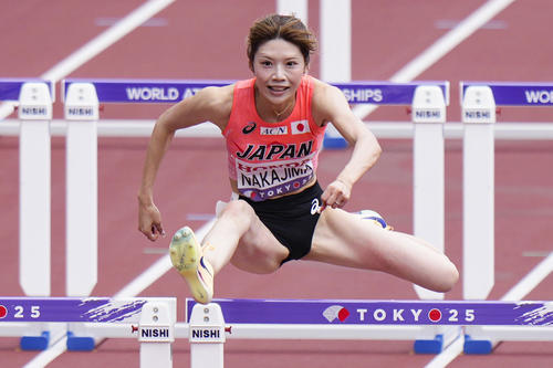 女子100メートル障害予選　力走する中島ひとみ（共同）