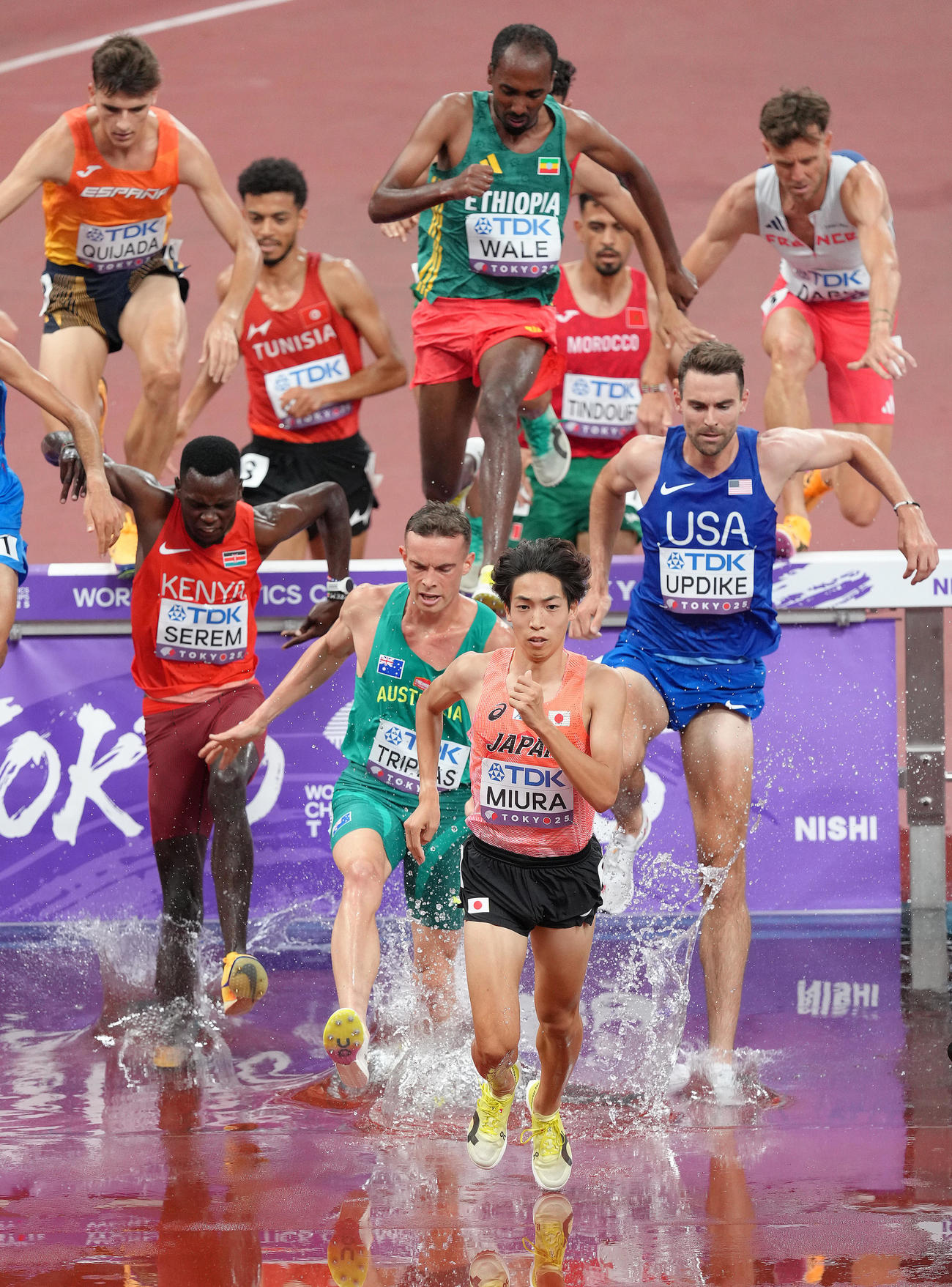 男子3000メートル障害予選で力走する三浦（手前）（2025年9月13日撮影）