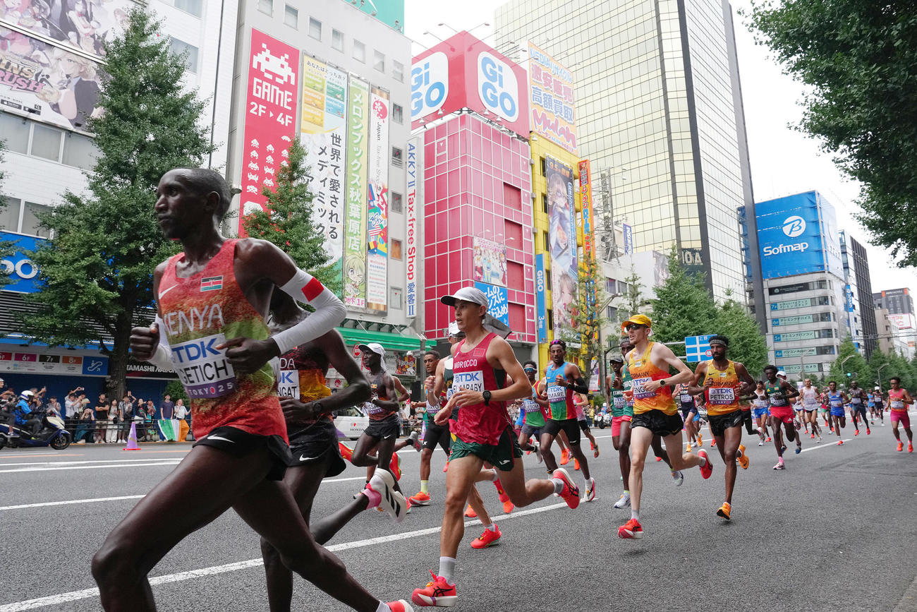 秋葉原付近を通過する先頭集団（撮影・足立雅史）
