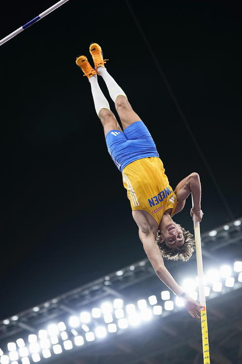 男子棒高跳び決勝　世界新となる6メートル30をクリアするアルマント・デュプランティス（共同）