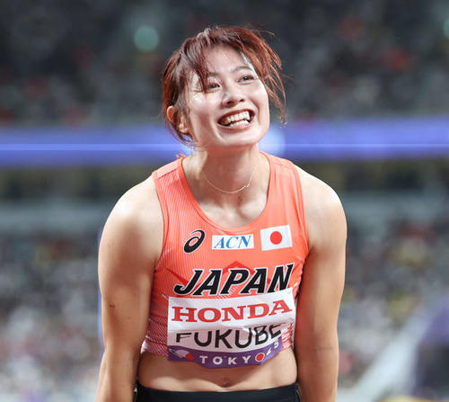 女子100メートル障害準決勝　レース後、晴れやかな表情であいさつする福部（撮影・宮地輝）