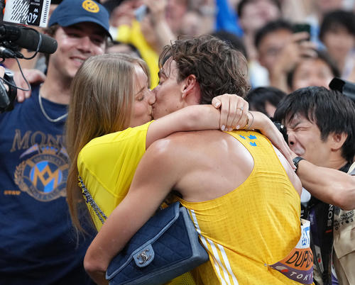 男子棒高跳びを世界新で金メダルを獲得したスウェーデンのデュプランティス（右）はキスを交わす（撮影・足立雅史）