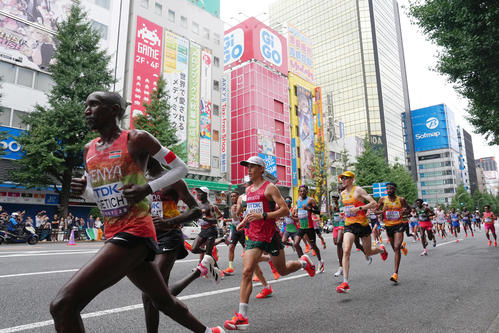 秋葉原付近を通過する先頭集団（撮影・足立雅史）