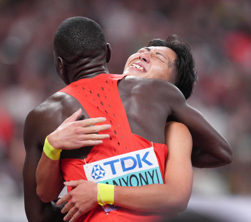 男子800メートル予選、ゴールし、同組の選手と抱き合う落合（撮影・足立雅史）