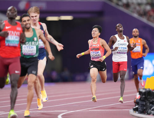 男子800メートル予選、苦しそうな表情でゴールする落合（中央）（撮影・足立雅史）