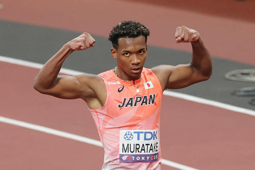 男子110メートル障害準決勝　決勝進出を決めポーズをとる村竹（撮影・宮地輝）