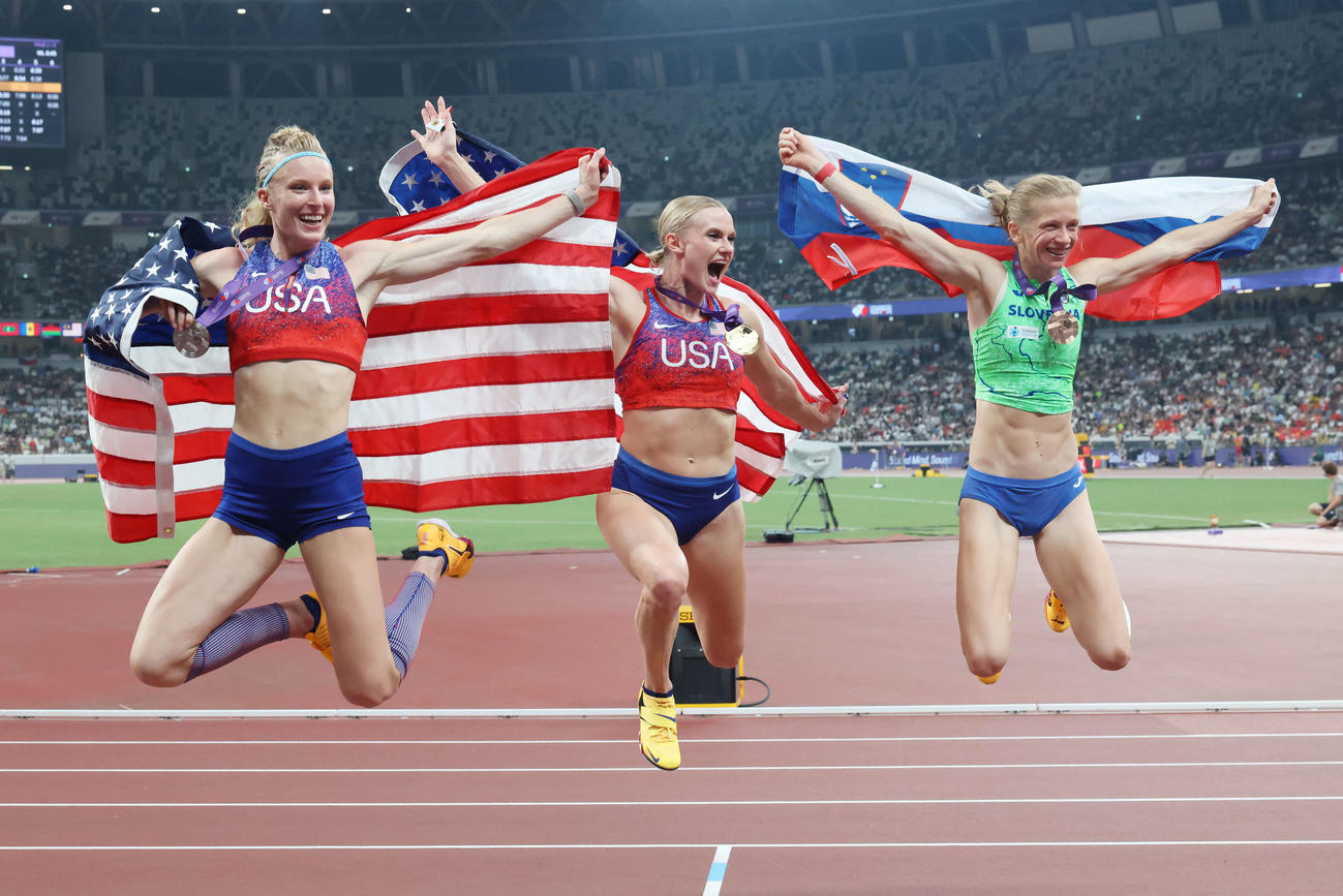 笑顔でジャンプする女子棒高跳びのメダリストたち、金メダルの米国のムーン（中央）、銀メダルのモリス、銅メダルのスロベニアのシュテイ（撮影・宮地輝）