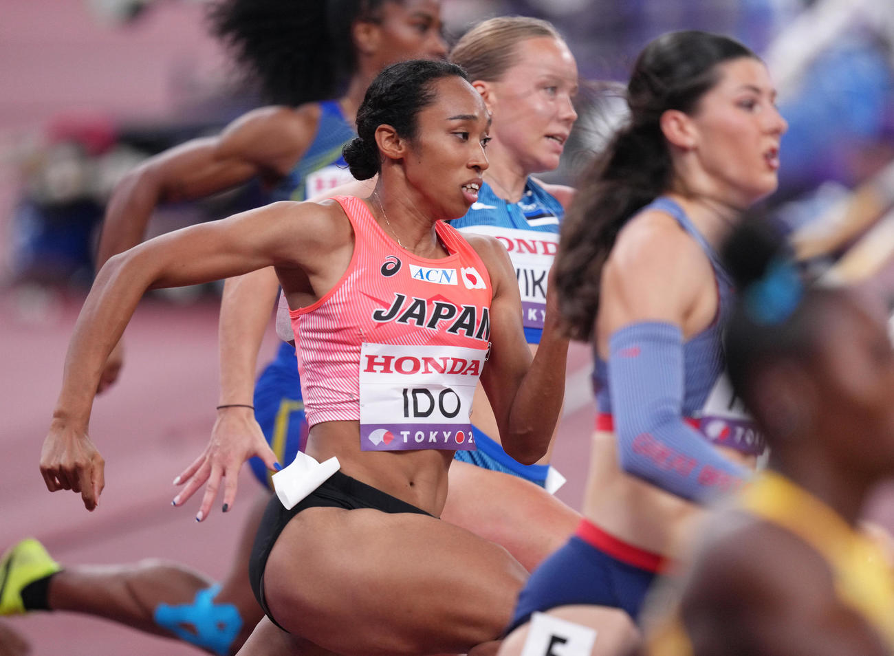 女子200メートル予選　準決勝進出を決めた井戸（撮影・足立雅史）