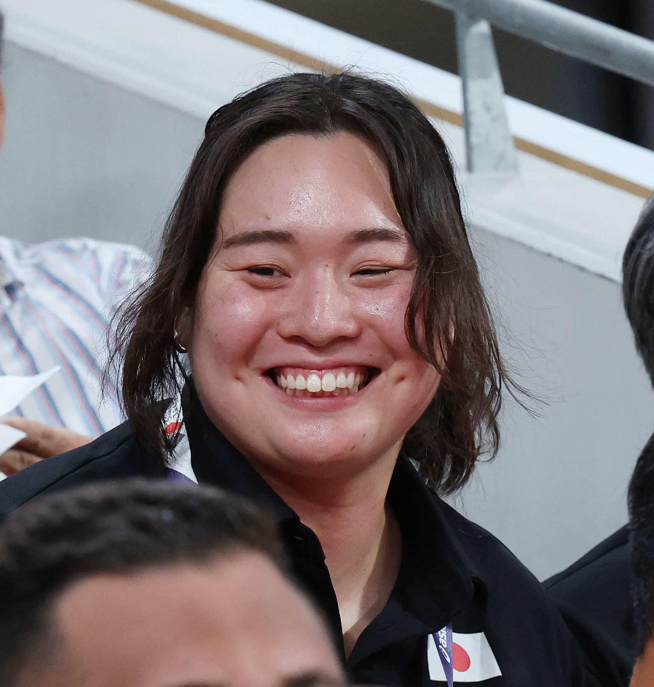男子やり投げ予選を笑顔で観戦する北口（撮影・宮地輝）