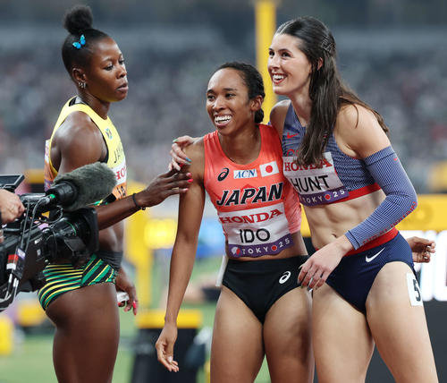 女子200メートル予選　レース後、笑顔を見せる井戸（中央）（撮影・宮地輝）