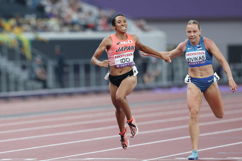 女子200メートル予選　ゴールする井戸（左）（撮影・宮地輝）