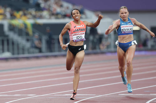 女子200メートル予選　ゴールする井戸（左）（撮影・宮地輝）